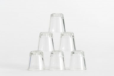 Кладу стаканы в таз на 15 минут — сверкают, как хрусталь: никаких разводов и известковых брызг