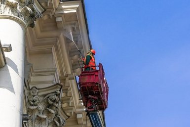 В центре Москвы начали обновлять фасады домов после зимы