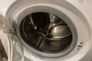 Привычка, которая ломает стиралку: почему нельзя оставлять дверцу открытой надолго