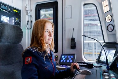 Женщина впервые стала машинистом на самой длинной линии метро Москвы