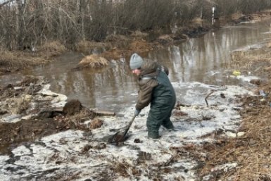 Молодежка НФ третьи сутки помогает жителям Хомутово справиться с паводком