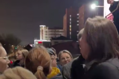 "Глазам не поверила": знаменитый певец замечен на улице Владивостока – видео