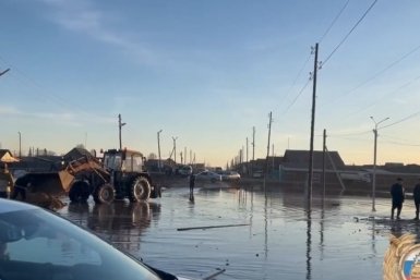 В одном из поселков Приангарья ограничили движение из-за талых вод на дороге