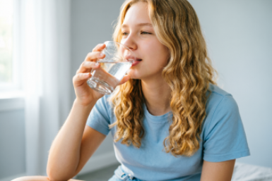 Эти утренние ритуалы "нагружают" лицо: откажитесь от них — и взгляд станет ясным уже к завтраку