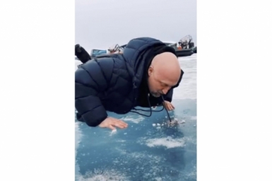 "Лизать не буду": Гоша Куценко попробовал Байкал на вкус