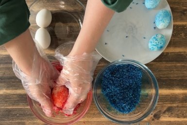 Красим яйца к Пасхе в рисе: получаются яркие и модные - даже дети справятся