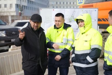 Евгений Григорьев проверил ход капитального ремонта улицы Дежнева в Якутске Окружная администрация Якутска