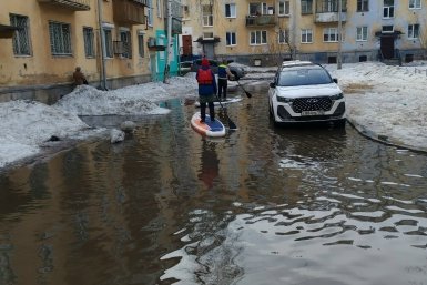 Жители Братска штурмуют огромные лужи на сапбордах Катя Зюзина во &quotВКонтакте&quot (12+)