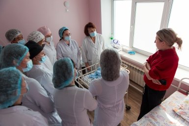 Наставничество без денег: опытным врачам придется учить выпускников бесплатно