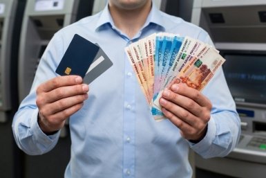 Россиян предупредили о скрытых комиссиях при снятии наличных с кредитки