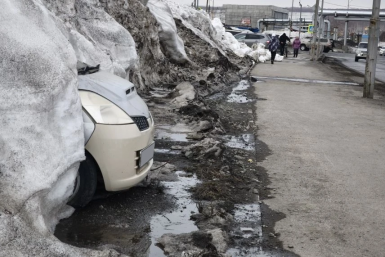Японская малолитражка на перекрёстке станции Скорой помощи проверяет пришла ли весна Ирина Васильева, ИА KamchatkaMedia