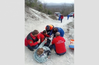 Двум травмированным женщинам пришли на помощь спасатели в Крыму