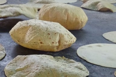 Просто мешаю муку с кипятком: Получаю такой шедевр за 5 минут, что домашние слюнки глотают