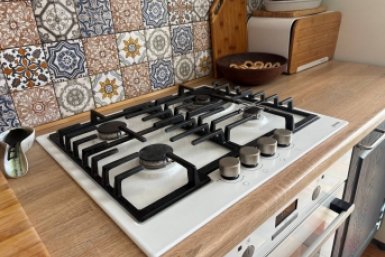 Сделала пасту из соды и уксуса - и победила застарелый жир на плите