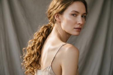 Снимаем напряжение в спине за 3 движения: шея перестаёт "утопать" в плечах — и дышать становится легче