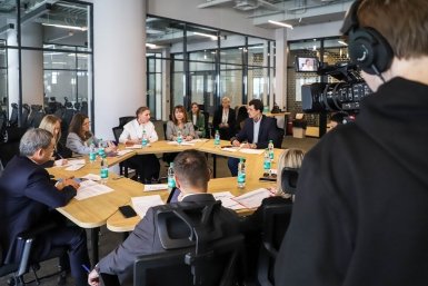 Круглый стол Анна Матвейкина/ ИА SakhalinMedia