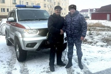 Росгвардеец в Бурятии помог пожилому автомобилисту поменять колесо Росгвардия по Бурятии