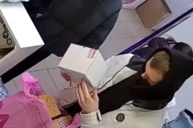 Полиция Братска разыскивает молодых людей за кражу в пункте выдачи