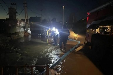 Активисты "Молодой Гвардии ЕР" заняты на противопаводковых работах в Иркутском районе