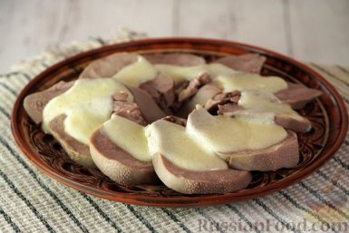 Говяжий язык под белым польским соусом: сливочный и нежный вкус