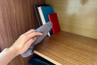 Сделала спрей от пыли — и мебель остается чистой неделю без уборки