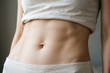 Возвращаем свободу дыханию за 3 движения: живот перестает "надуваться" после еды — и пояс на брюках не давит к вечеру