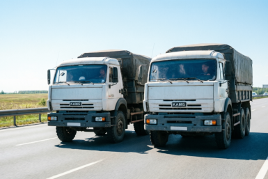 Едут "впритык" и не дают обогнать: зачем фуры держатся друг за другом на трассе - реальные причины