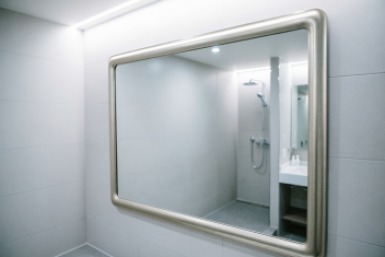 Налет бросается в глаза — виновата не вода, а то, чем вы ее вытираете: чистим зеркало за 40 секунд без химозы