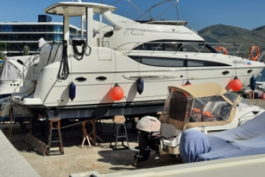 Флайбридж с грилем и гидравлика: 19-метровую яхту продают за 100 млн рублей под Иркутском