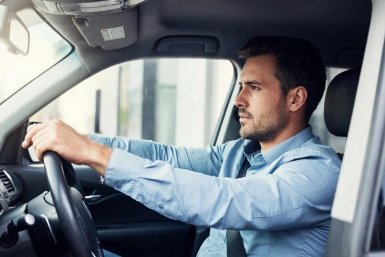 Одна привычка за рулём выдаёт вас с головой: что значит, если держите руль сверху?