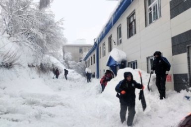 Сход снега на улице Советской Из ТГ-канала (18+) Евгения Беляева