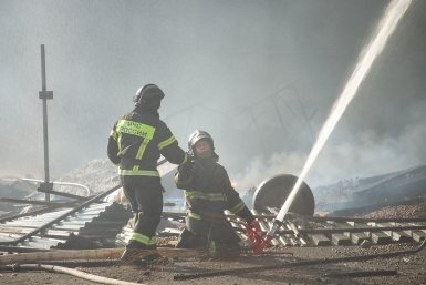 На Кубани после падения БПЛА загорелись дом и поле