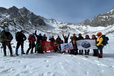 В эти дни все, кто окажется в районе горы Мунку-Сардык, могут посвятить своё восхождение или радиальный выход празднику Победы. федерации экстремальных видов спорта Бурятии &quotБайкальский экстрим&quot.