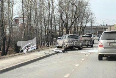 Универсал угодил в кювет в результате ДТП с участием четырех авто в Иркутске