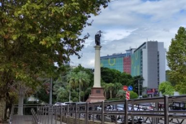 В Сочи сильнее всего за год подешевели студии и многокомнатные квартиры