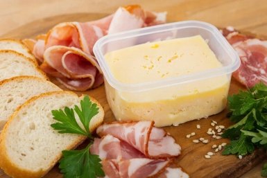 Беру творог, яйца и масло — и на плиту: домашний плавленый сыр готовится быстрее, чем в магазин идти 