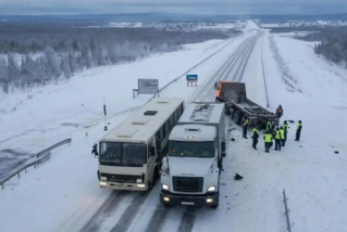 В Якутии на трассе столкнулись вахтовый автобус и большегруз Минэкологии Якутии