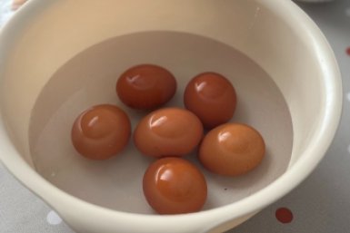 Перестала выливать воду после варки яиц - и цветы растут как на дрожжах, а белое белье сияет без химии