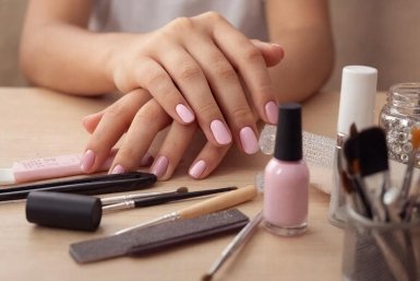 В Крыму требуют признать незаконным соцконтракт на открытие маникюрного кабинета