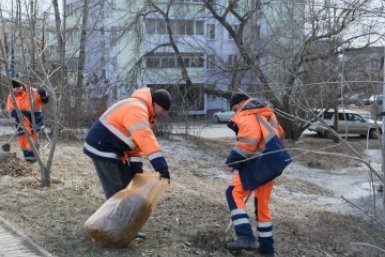 Газоны, дорожные лотки и ограждения приводят в порядок в Иркутске после зимы
