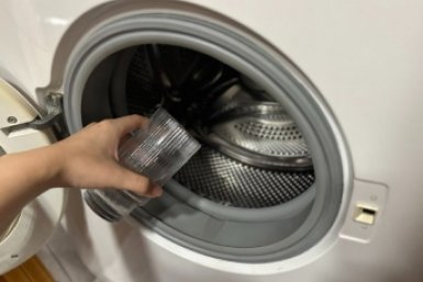 Стакан на стирку — и вся одежда снова белая - прачка раскрыла секрет, что добавляет в барабан