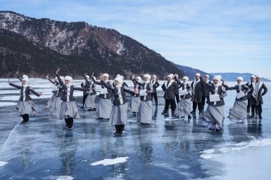 Ансамбль из Алтая исполнил песню "Сибирь родная" на льду Байкала