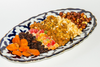 Мою сухофрукты и орехи только этим способом: как правильно бороться с жирным слоем и консервантами