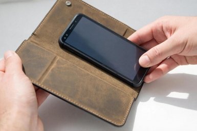 В Керчи выявили контрафактные чехлы для мобильных телефонов