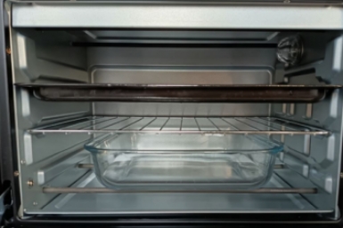 Выливаем 1 пузырек на противень — и духовка как из магазина: нагар и жир отлетят сами по себе — лайфхак