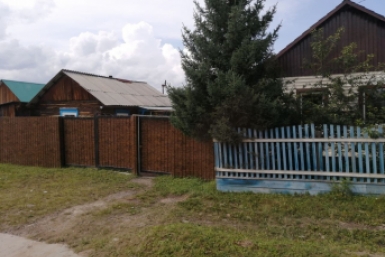 Обломки БПЛА подожгли дерево во дворе частного дома под Новороссийском