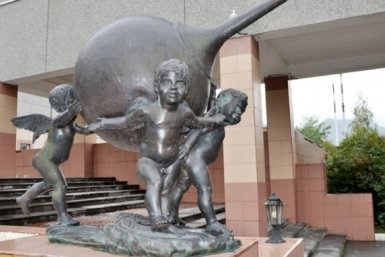 Историей единственного в России памятника клизме поделился мэр Железноводска