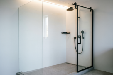 В душевой кабине чистота без разводов: достаточно одной минуты и стекло снова прозрачное