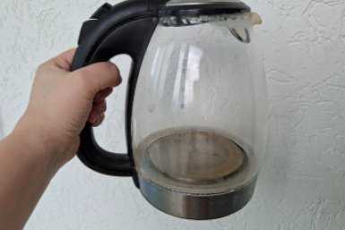 Отмыла чайник от накипи за 15 минут: копеечное средство вернуло блеск без лишних усилий