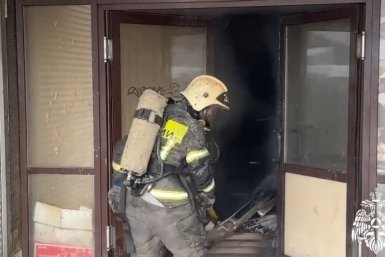 Огнеборцы тушат пожар на улице Софьи Перовской в Иркутске